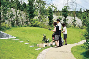 東京都町田市の樹木葬：墓参りイメージ